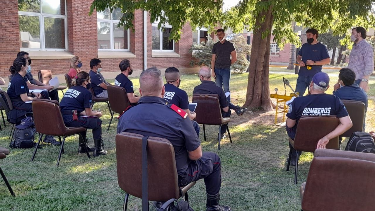 LITORAL GAS, capacitación a Bomberos Voluntarios sobre prevención de daños en la red de gas natural